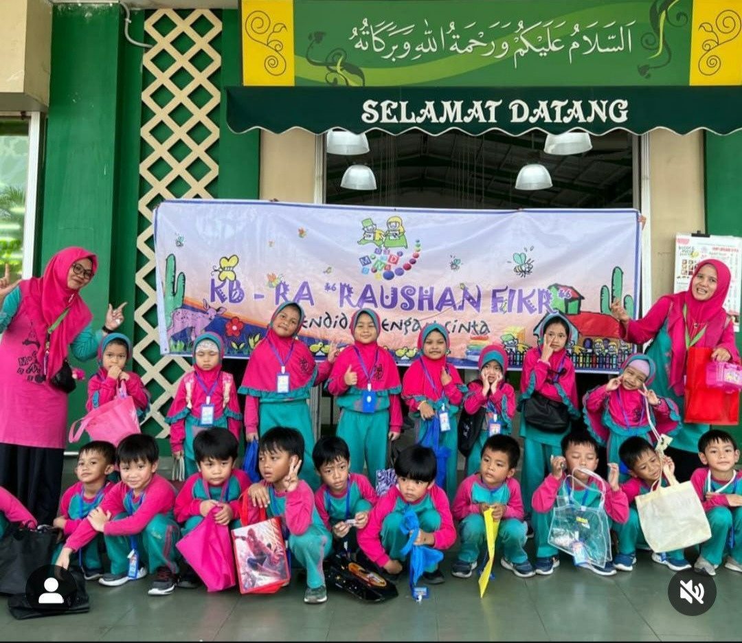 Keceriaan ananda KB-RA Raushan Fikr di depan sekolah