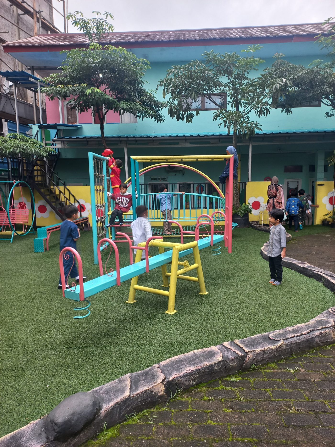 Area playground outdoor luas dan asri